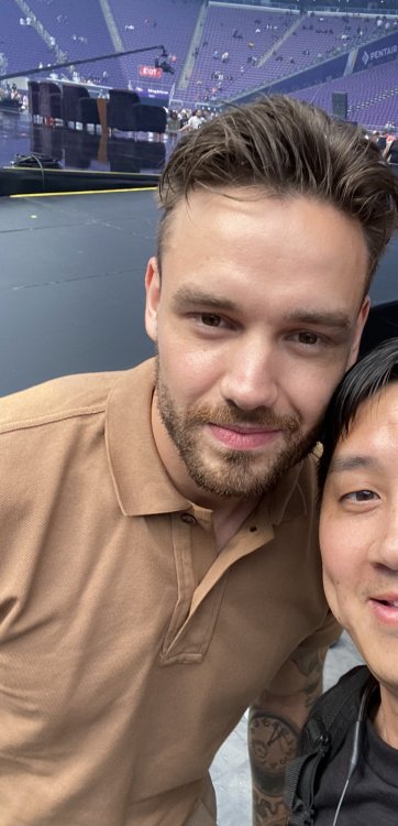 Liam with fans today at VeeCon (x, x) - 21.05