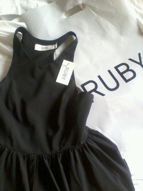 vogue-feeling:  alilah:  New dress! Yay!  Want to see more fashion?