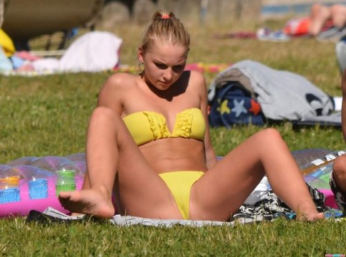 Blonde beach-Bikini girl see through cameltoe