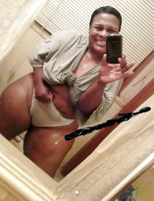 nice-cougar-sefie:  Real name: Shannon Married: Yes Pictures: 37 Naked pics: Yes Free sign-up: Yes L