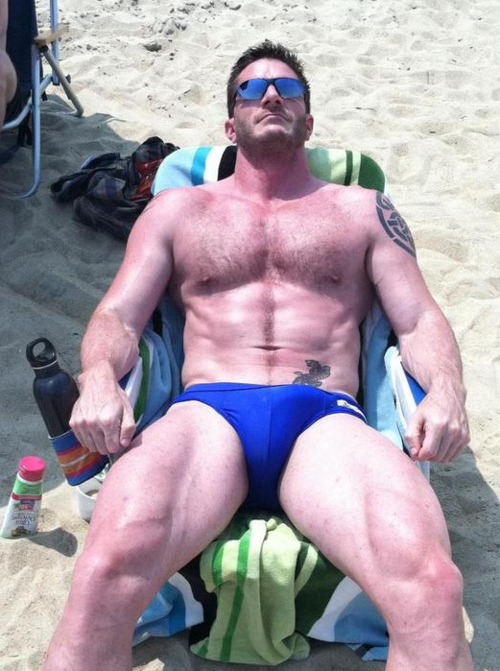 sirjocktrainer:  Laid out under the sun he didn’t even notice the other guy talking