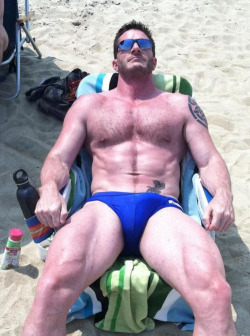 Sirjocktrainer:  Laid Out Under The Sun He Didn’t Even Notice The Other Guy Talking