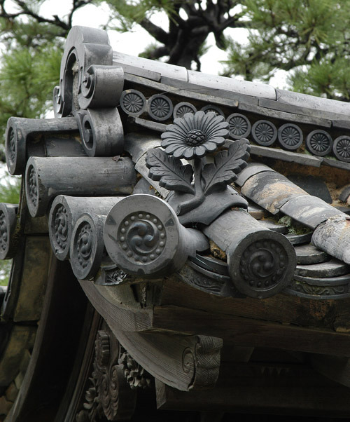 yama-bato:  Roof detail at Nijo castle. 