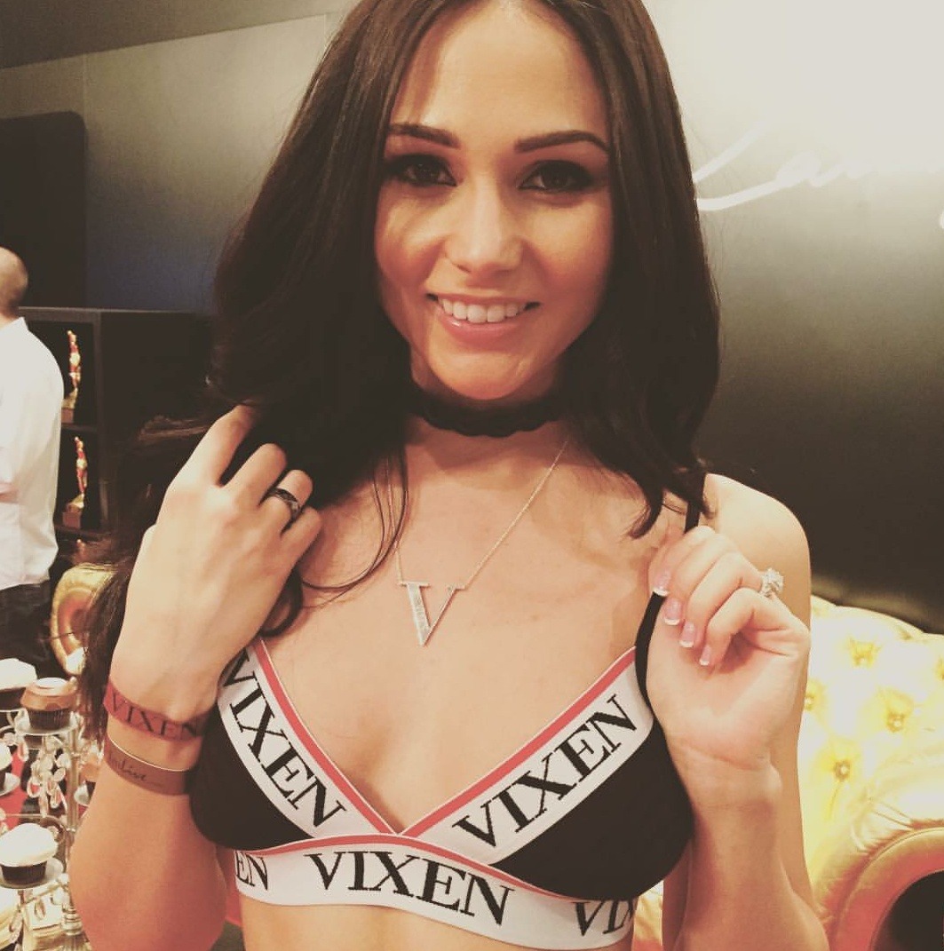 porndrunk:But how can she be so pretty?!?😳