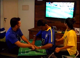 chicagobowls:   Deafblind Brazilian “watches” World Cup with the help of his friends - Video  THESE are real friends. Absolutely amazing. 