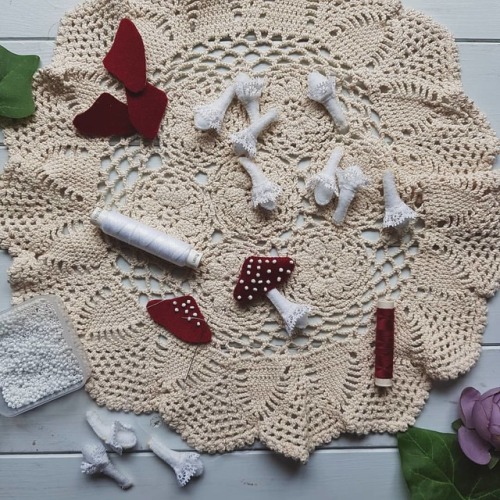 I’m working on some red toadstool brooches for #toadstooltuesday .......#theivorydolls #toadst