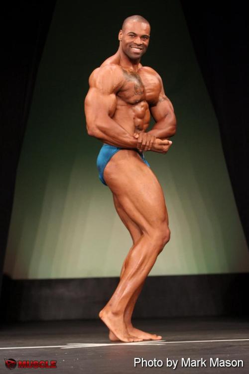 muscleforme:Hot man with a bad case of gyro. 