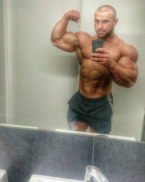 drwannabewannabe:  Vladimír Holota displays some unreal arms…
