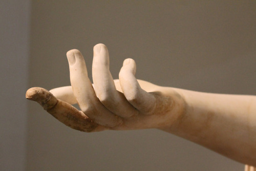 echiromani:Partially reconstructed hand from a second-century Roman sculpture. Farnese Collection of