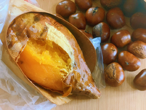 local snacks for chinese people in autumn and winter ◇ 烤红薯 roasted sweet potato◇ 糖炒栗子sweet fried che