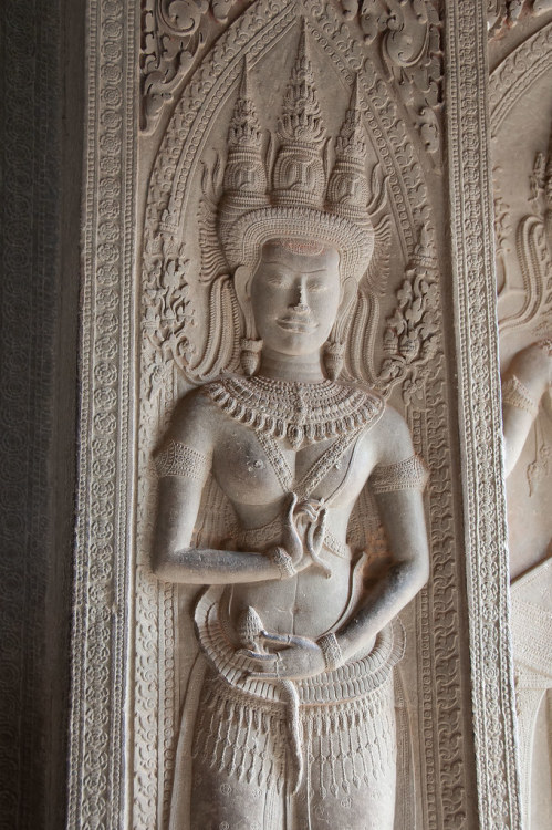 2/2 Apsara ..Celles qui glissent sur l’eau .. Angkor Vat by geolis06 Les fantastiques sculptures d'A