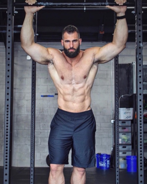 lovedolmanche:  “Modern day Spartan” indeed.  This is my kind of man.@nick_pulos