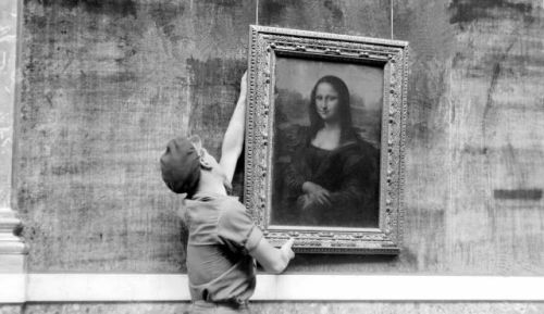 yellowkiddo:   The Mona Lisa is rehung at The Louvre, Paris, 1947 