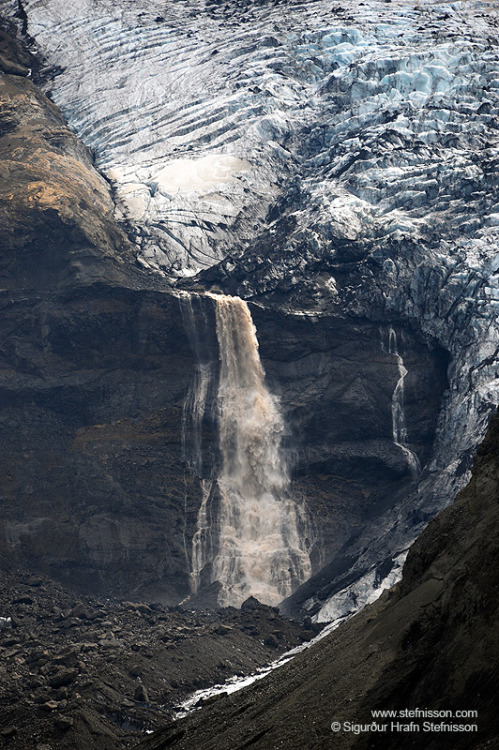shs_n3_099864 par Sigurdur Stefnisson Via Flickr : Waterfall by Steinsholtsjokull glacier More Lands
