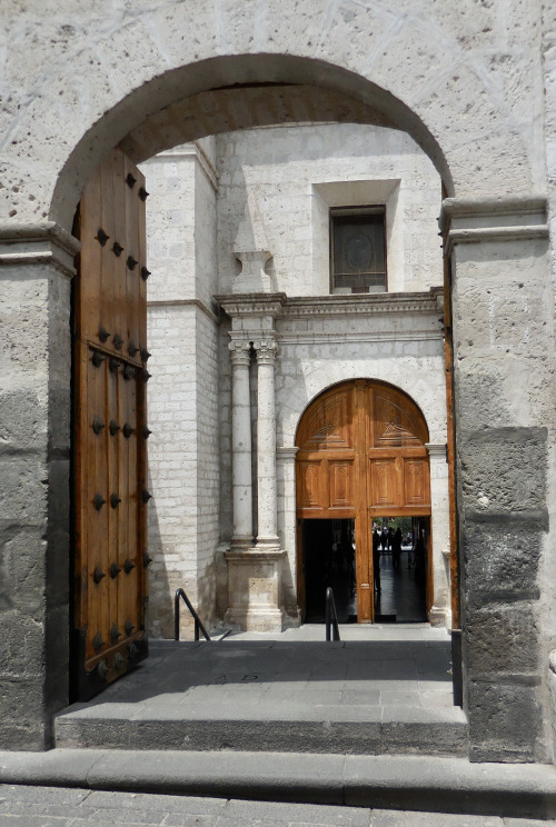 Puertas, catedral, Arequipa, 2017.