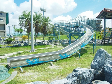 Yahoo奇摩旅遊編輯部 沖繩親子遊 最完整的21座溜滑梯公園攻略 帶孩子溜遍沖繩溜滑梯吧