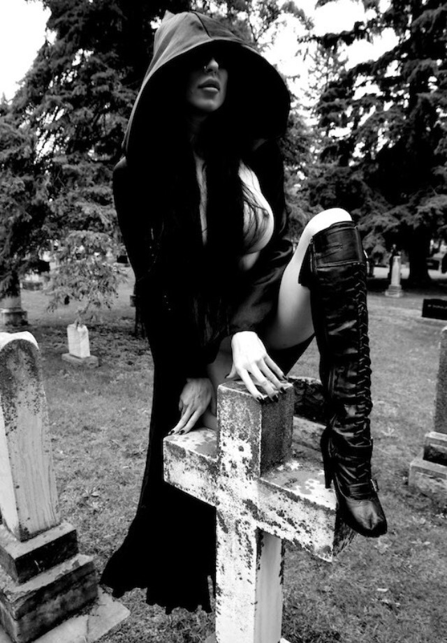 albanybicouple:Graveyard Masturbation
