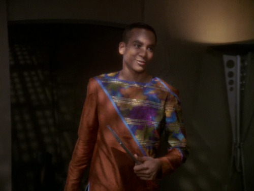 ds9shameblog: ceilingcow: mylittleredgirl:chroniclesofkanarnia:Fashion Icon: Jake Sisko Bus Seat