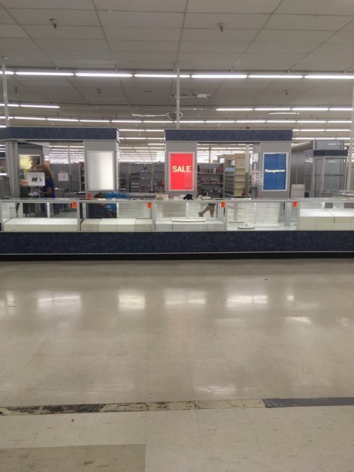 st-louis-is-spooky: evaunit08: A k mart that’s closing would be the best place to have a menta