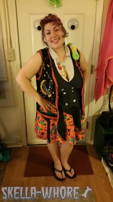 skella-whore:  I was Mrs. Frizzle from the magic school bus! Forgive my lack of a liz (chameleon)  Skella-Costume #3!