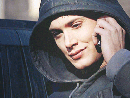 sensitivehandsomeactionman:Alec+hoodie | Dark Angel 2.18