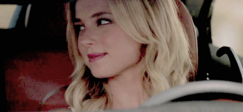 Emily Thorne in every episode: Resurrection (2x02)↳ “For those who believe in resurrection, death is