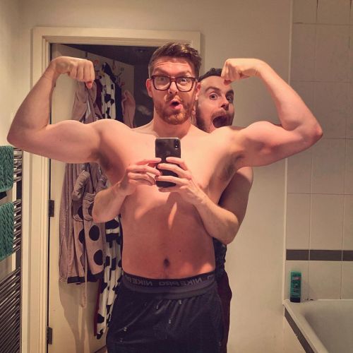 chrisjonesgeek:  #FLEX - @chrismonobrow literally propping me up (as always) #FlexFriday #wellbeing #fitness #health #mentalhealth #muscle #instagay  (at London, United Kingdom)https://www.instagram.com/p/B4CFWtzniRP/?igshid=vwv6wfu1uc6e