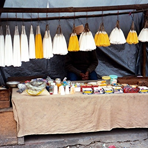 Velas, Mercado seminal, Chichicastenango, Guatemala, 2002.While many of the sellers at the very tour