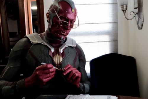 supermoviemaniac:PAUL BETTANY HAS POOR ‘VISION’Behind the scenes photo of Infinity War