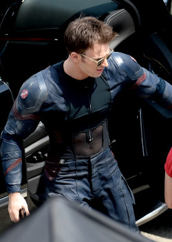 mistyautumn:  rey-leia:Chris Evans on the set of ‘Captain America: Civil War’   Ab window? The Hawkeye Initiative is expanding.