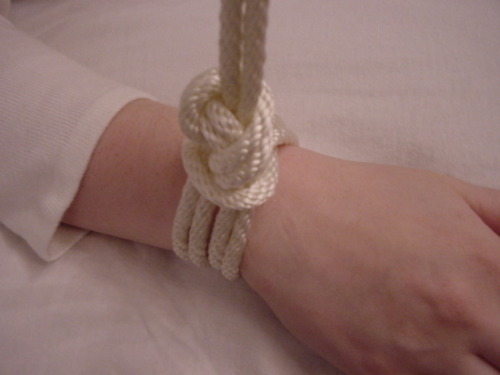 dare-master:  Wrist (Ankle, Waist, Thigh, etc.) Catch This is a very good knot to use if you expect your partner to struggle. This knot stands out from others because it will not tighten down if pulled on and is a very important safety feature. Step 1