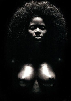 dumptruckthicc:  Black beauty
