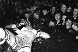 objektid:  Wendy O. Williams of the Plasmatics performing at the Palladium in New York City. 16 November 1979. 