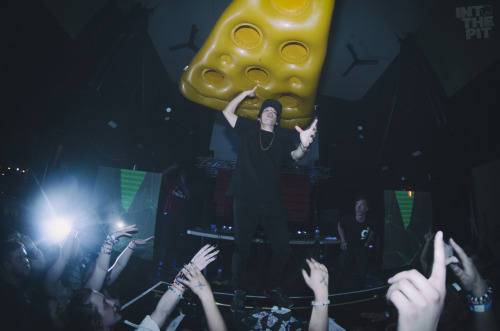 Crizzly droppin pizzaaaa on STL! I Into The Pit Our Instagram: @IntoThePitOfficial