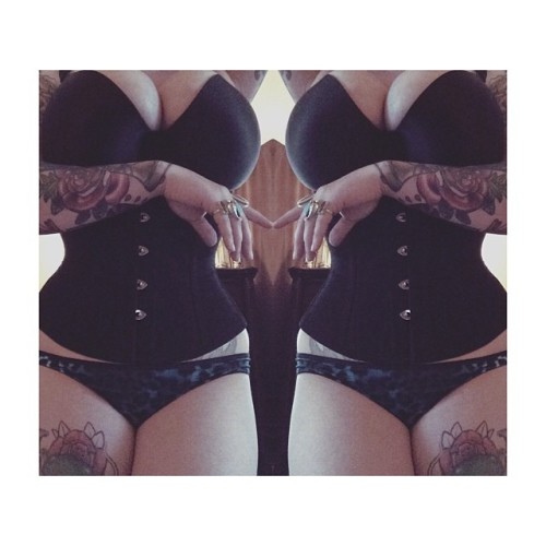 jessforgetme:  It’s actually very loose on me now and it’s time for a smaller size .#orchardcorset#coresttraining#waist#girlswithtattoos#corset#me