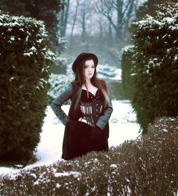 Gothicandamazing:    Model / Stylization / Makeup: Silver Wolfiecorset: Aranea Blackphoto: