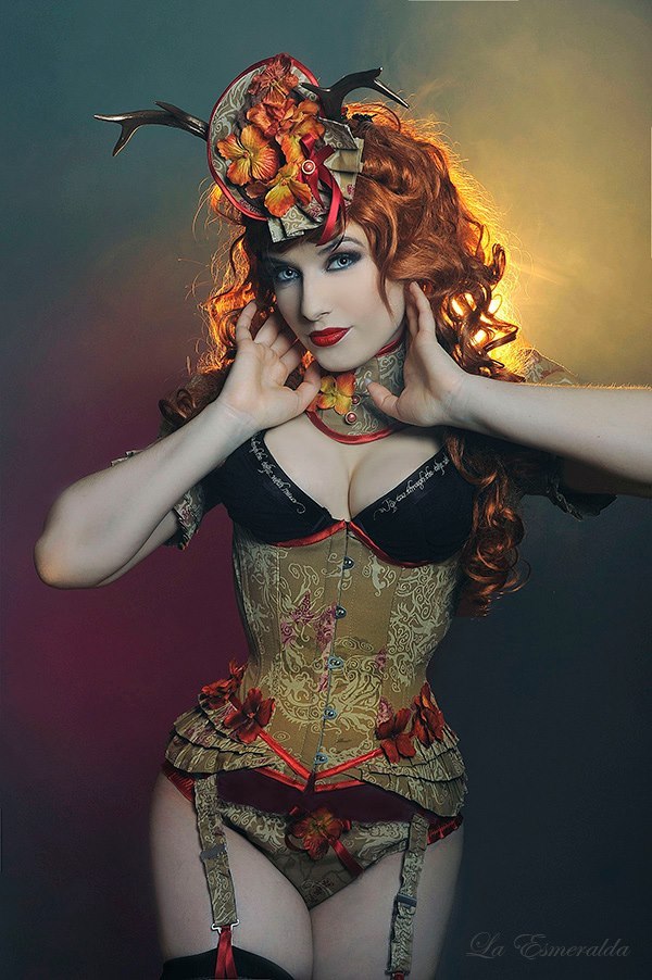 hourglass-silhouette:  Model: La EsmeraldaMUAH: Lora Von Gore Outfit: Erzsé.M Accesories: