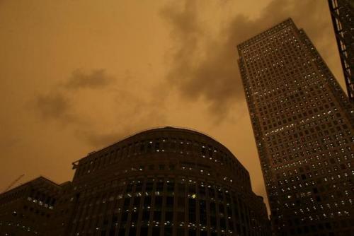 The sky turns red over buildings in Canary Wharf as dust from the Sahara carried by storm Ophelia fi