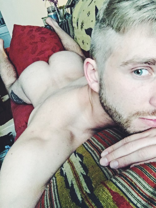 artisdic:  paxroma:  Naked Friday’s are the best  Again just cuz 