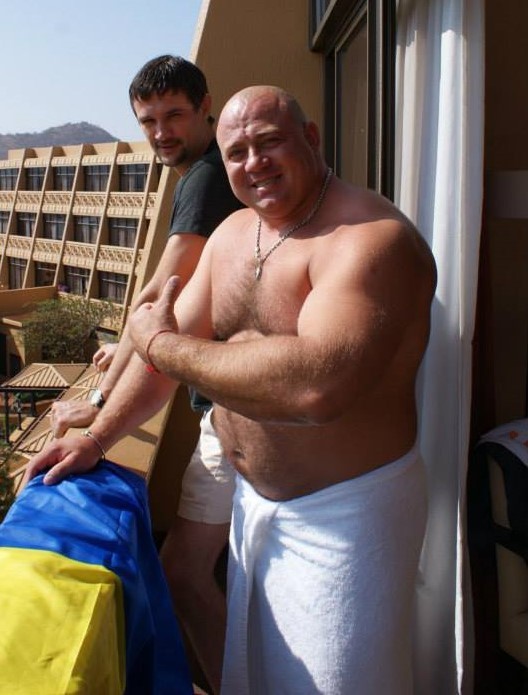jimbibearfan:  Oh, that lucky boy….Ukrainian flag on balcony = Ukrainian Powerlifter’s