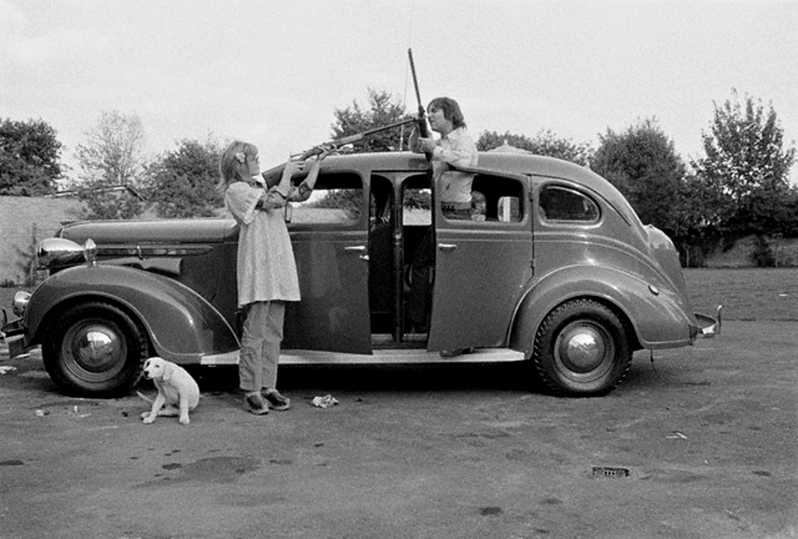 Shepard Sherbell - Kim Moon aiming a shotgun at her husband Keith Moon&rsquo;s