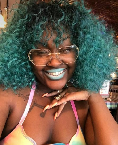 rollingwiththelgbt: “she lookin’ like a whole pack of crayons (real cute!)”