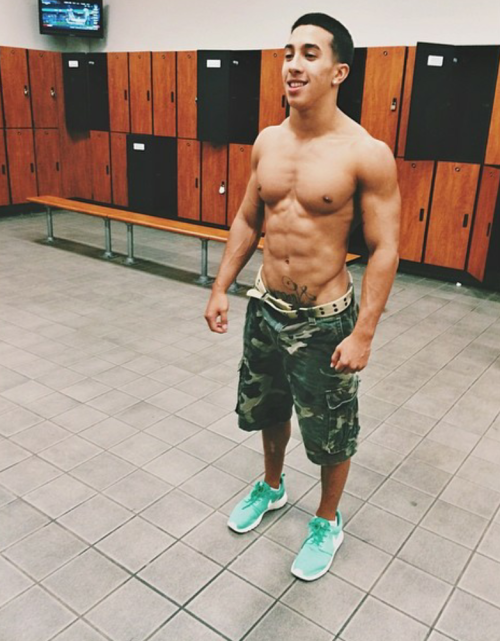 bbbgxoxo:  dem-kane-tho:  oahu braddah is damn finePart 1  I’d take you and your 2 friends lol what like action cuzz ;)!!!