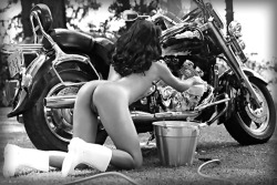 I want this girl to come and clean my bike. 