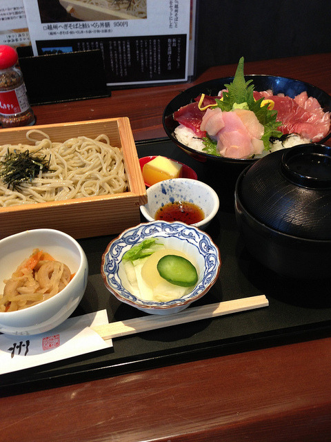 japanesefoodlover:  Kaisen-Don &amp; soba by Takashi H on Flickr.