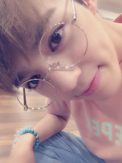 fy-scoups: 150805 Seventeen Twitter update[Doogi PD] 벌써부터 보고싶데요. #오늘_녹음한다아 #기다리고이찌 #승철이가_지켜본데요 [Doog