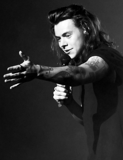 Harry on stage in Birmingham ( 10.10.15 )