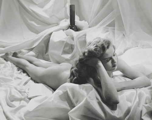 summers-in-hollywood: A nude study of Marilyn Monroe by Bruno Bernard, 1940s