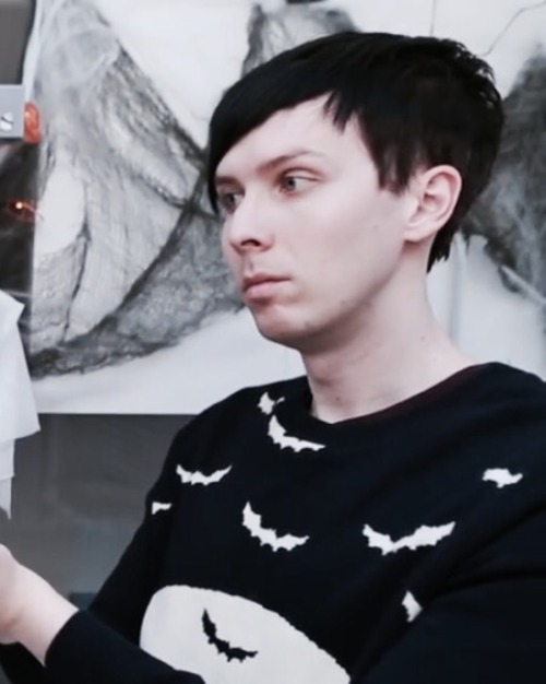 phanmoonlight:  i was re-watching the halloween baking video when phil decided to start modeling