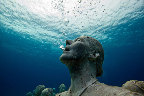 Statue breathing underwater by Jason Decaires Taylor